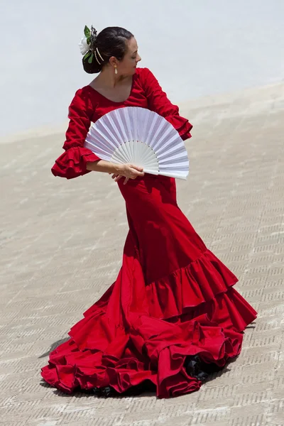 Традиційні жінка іспанського фламенко, танцівниця в червоній сукні з вентилятором — стокове фото