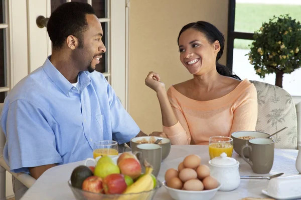 Gelukkig Afrikaanse Amerikaanse echtpaar zitten buiten met een gezonde b — Stockfoto
