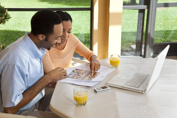 Afrikaanse Amerikaanse echtpaar met laptopcomputer op regel — Stockfoto