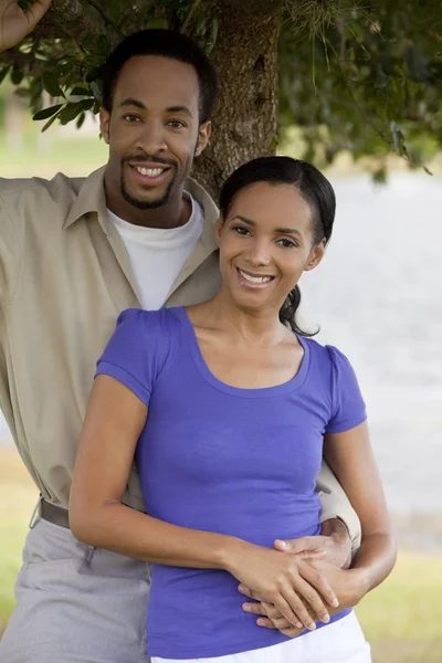 Счастливая афроамериканская пара держит руки под триколором — стоковое фото