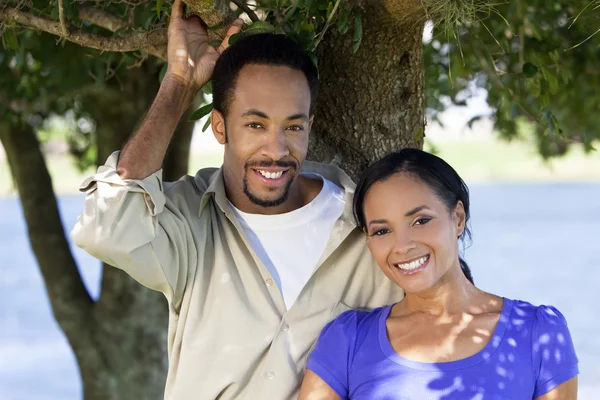 Feliz casal afro-americano juntos sob uma árvore — Fotografia de Stock