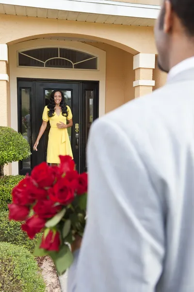 Романтичный афроамериканец с цветами для жены или подружки — стоковое фото