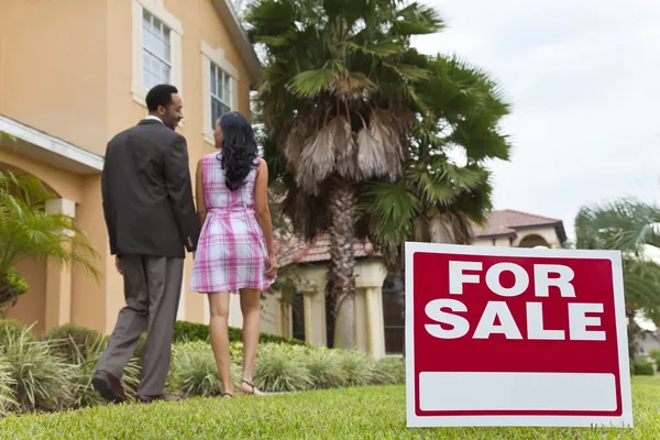Pareja afroamericana junto a casa en venta signo —  Fotos de Stock