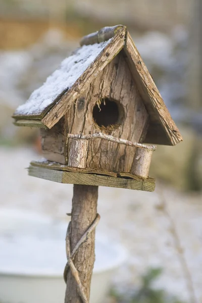 Kuş evini kar — Stok fotoğraf
