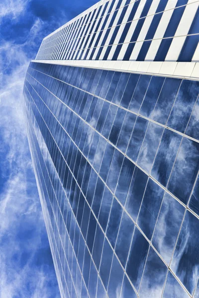 Photographie HDR du gratte-ciel et des nuages d'immeuble de bureaux moderne — Photo