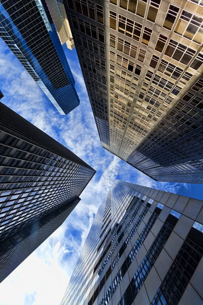 Photographie HDR des gratte-ciel et des nuages des immeubles de bureaux modernes — Photo