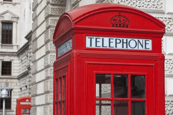 Klasik Londra kırmızı telefon kutusu — Stok fotoğraf