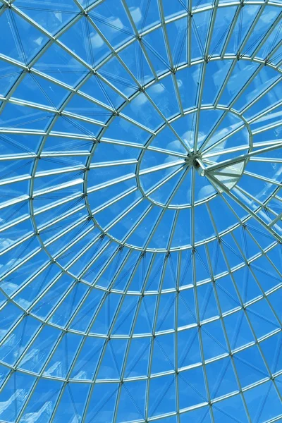 Ciel bleu à travers une fenêtre en spirale ronde d'architecture moderne . — Photo