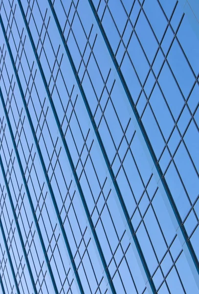 Fenêtres sur un immeuble de bureaux gratte-ciel moderne — Photo