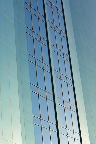 Windows σε ένα σύγχρονο ουρανοξύστη γραφείο μπλοκ — Φωτογραφία Αρχείου