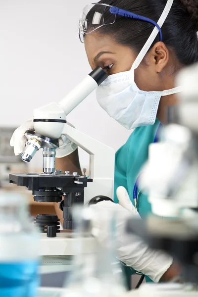 Azjatyckie kobiety lekarz lub naukowiec przy użyciu mikroskopu w laboratorium — Zdjęcie stockowe