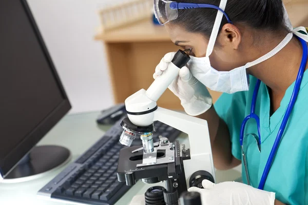 Azjatyckie kobiety lekarz lub naukowiec przy użyciu mikroskopu w laboratorium — Zdjęcie stockowe
