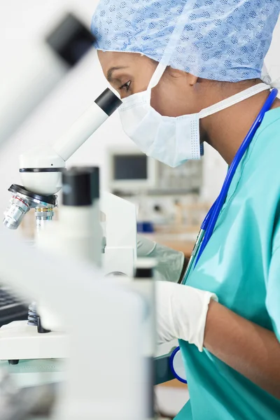 Asiatisk kvinna läkare eller forskare med Mikroskop i laboratorium — Stockfoto