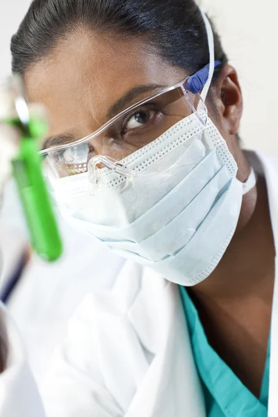 Asiatische Wissenschaftlerin oder Ärztin mit grüner Lösung im Labor — Stockfoto