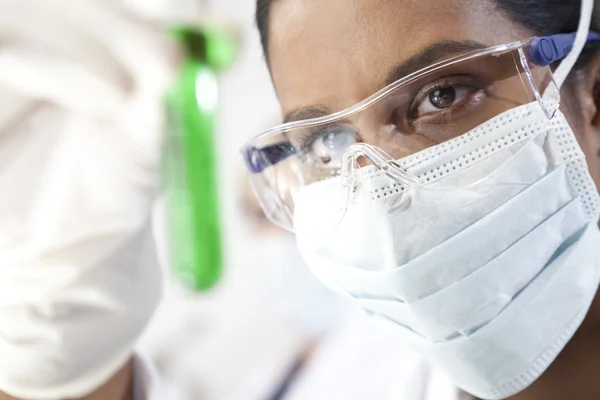 Asiatische Wissenschaftlerin mit Labor-Reagenzglas mit grünen Soluti — Stockfoto
