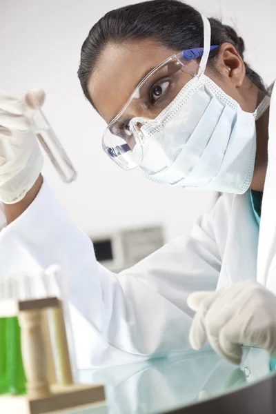 Científica de laboratorio asiática femenina con tubo de ensayo de Soluti transparente — Foto de Stock