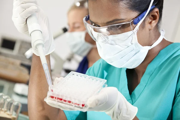 Azji kobieta lekarz lub naukowiec w laboratorium z próbki krwi — Zdjęcie stockowe