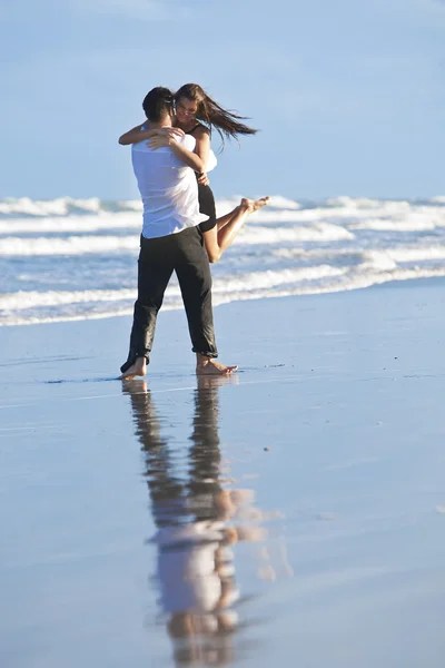 Мужчина и женщина в романтических объятиях на пляже — стоковое фото