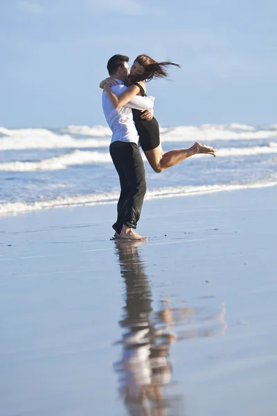Uomo e donna coppia avendo in romantico abbracciare su spiaggia — Foto Stock