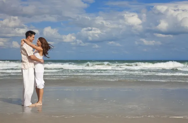 Man en vrouw paar hebben in romantische omhelzing op strand — Stockfoto