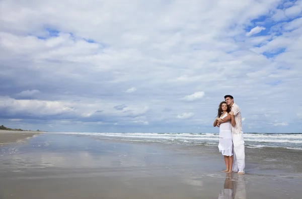 Adam ve kadın çift sahilde romantik kucaklama sahip — Stok fotoğraf