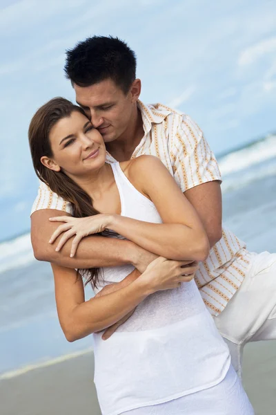 Чоловік і жінка пару сплячих в романтичний обійняти на пляжі — стокове фото