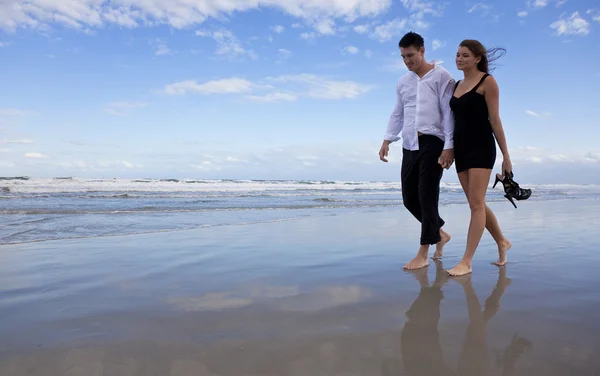 ロマンチックな男と女カップルは、ビーチの上を歩いて — ストック写真