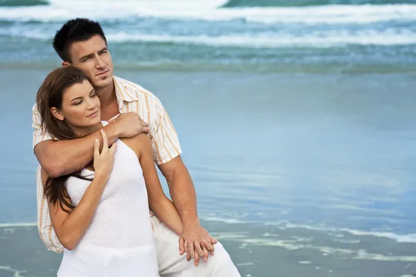 Чоловік і жінка пара в романтичний обійми на пляжі — стокове фото