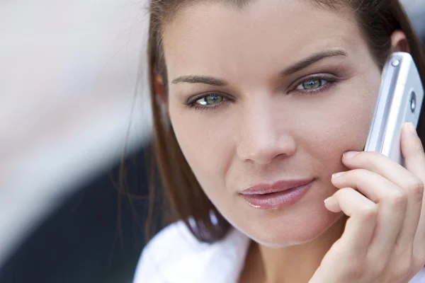 Schöne junge Frau mit grünen Augen am Handy — Stockfoto
