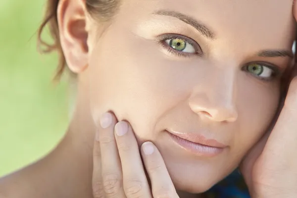Buiten natuurlijke licht portret mooie vrouw met groene ogen — Stockfoto