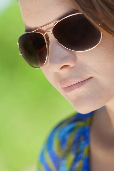 Retrato de luz natural al aire libre de hermosa mujer en aviador sol — Foto de Stock