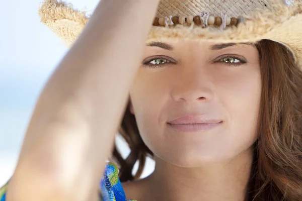 Outdoor Portret van vrouw met groene ogen dragen cowboy hoed — Stockfoto