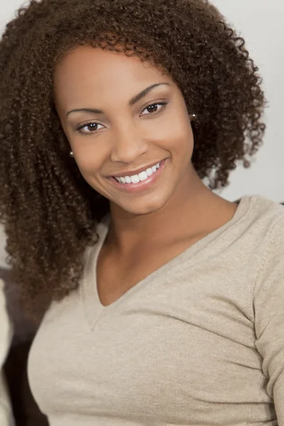 Schöne gemischte Rasse afrikanisch amerikanische Mädchen mit perfektem Lächeln — Stockfoto