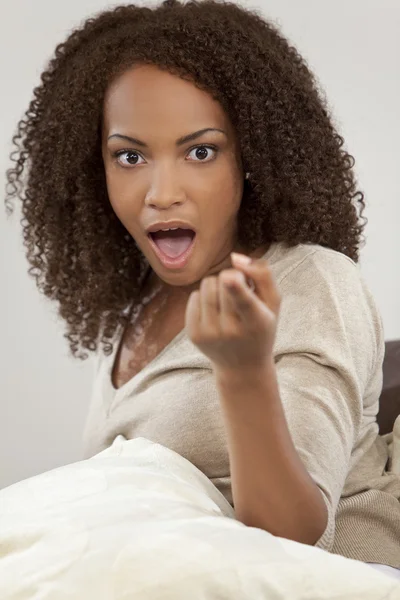 Bella razza mista afroamericana ragazza cercando sorpreso e — Foto Stock