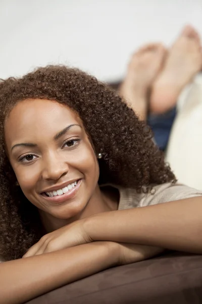 Hermosa raza mixta afroamericana chica con sonrisa perfecta — Foto de Stock