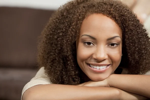 Красивая смешанная раса афроамериканская девушка с идеальной улыбкой — стоковое фото