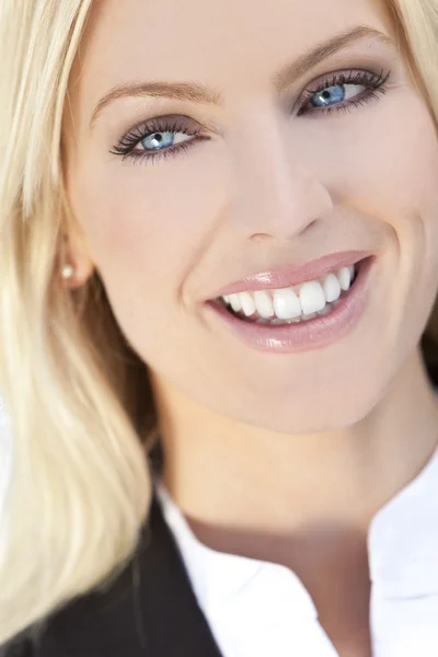 Porträtt av vacker glad ung blond kvinna med blå ögon — Stockfoto