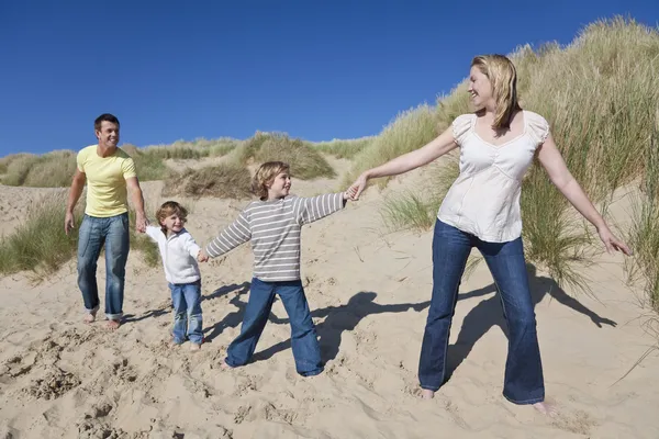 母亲、 父亲和两个男孩在海滩手牵手 — 图库照片