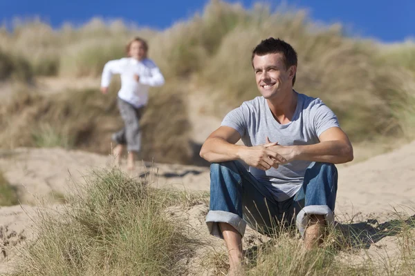Людина & хлопчик, батько і син весело на пляж — стокове фото