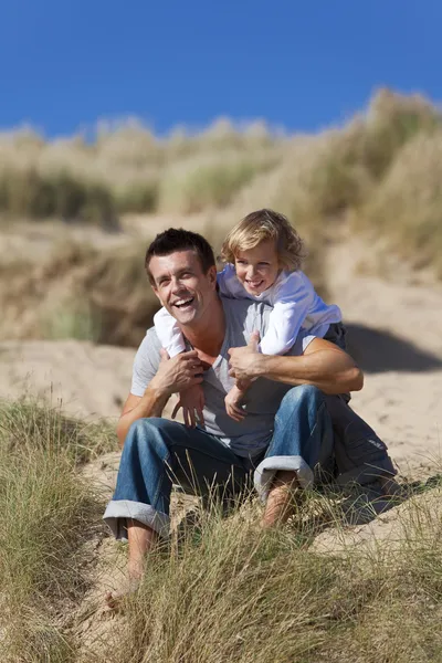 Homem e menino, pai e filho se divertindo na praia — Fotografia de Stock