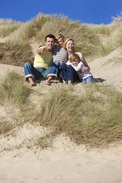 Anya, apa és két fiú ül, birtoklás móka a strand — Stock Fotó