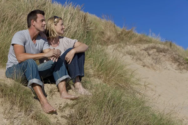 로맨틱 남자와 여 자가 부부 앉아 함께 해변에 — 스톡 사진