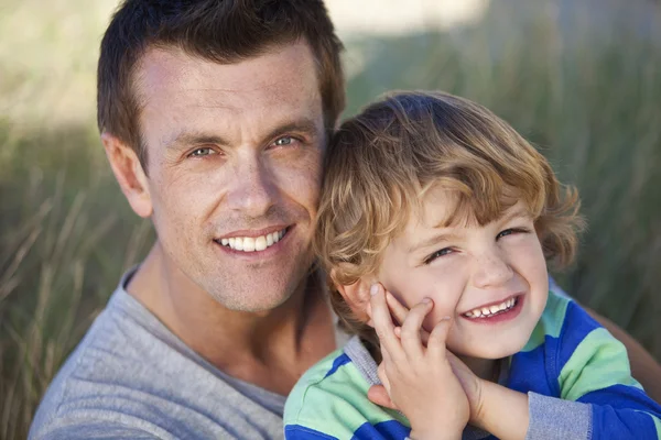 Людина & хлопчик, батько і син весело на пляж — стокове фото