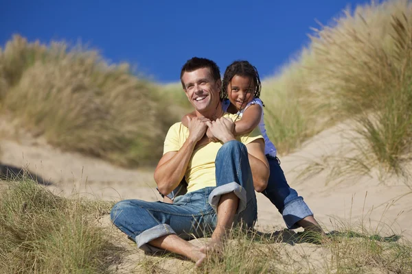 Мужчина и девочка, счастливые отец и дочь, играющие на пляже — стоковое фото