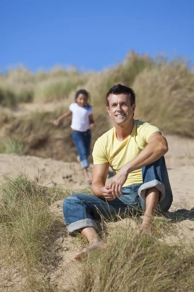 Homem & menina, feliz pai e filha brincando na praia — Fotografia de Stock