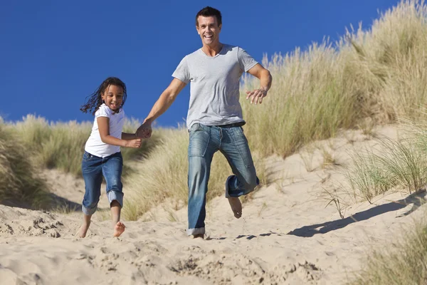 Adam & kız, mutlu baba ve kızı plajda çalışan — Stok fotoğraf