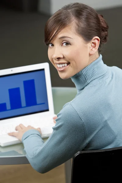Piękne kobiece executive Azji przy użyciu komputera przenośnego — Zdjęcie stockowe