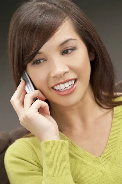 Prachtige Oosterse telefoongesprek — Stockfoto