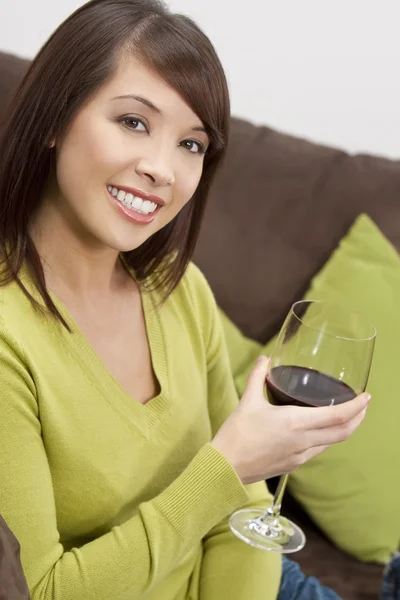 Oriental mulher bebendo vinho — Fotografia de Stock