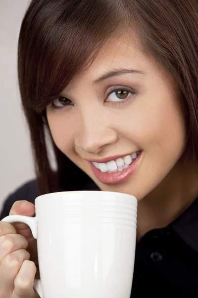 Красивая азиатская женщина пьет кофе или чай — стоковое фото